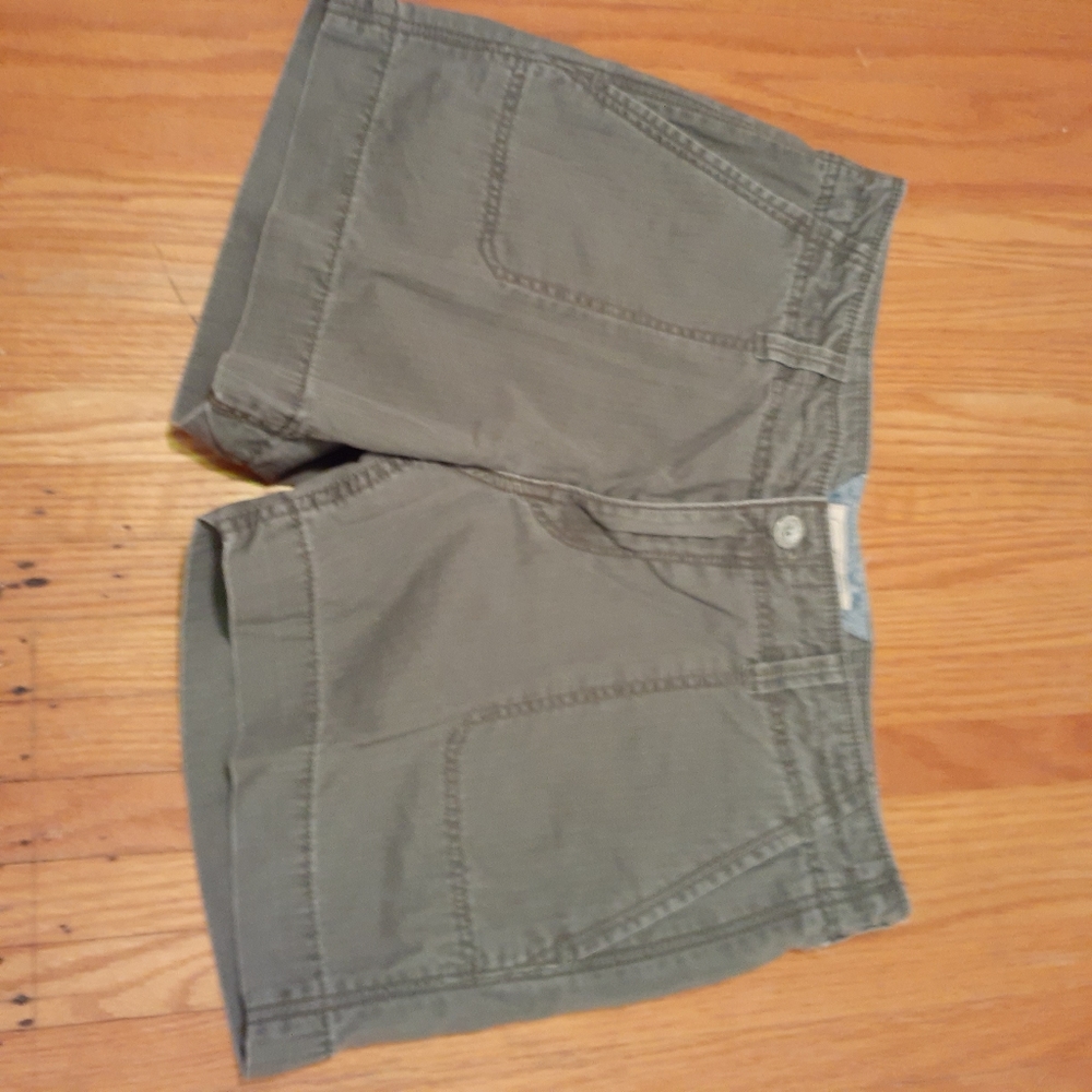 Women's Levis size 10 green khaki shorts cotton